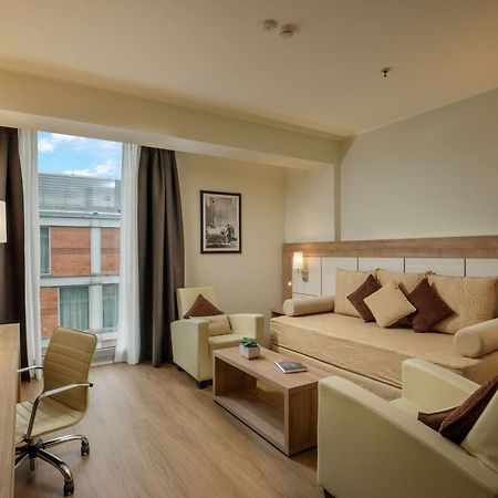 Hotel Doubletree By Hilton Milano Esterno foto