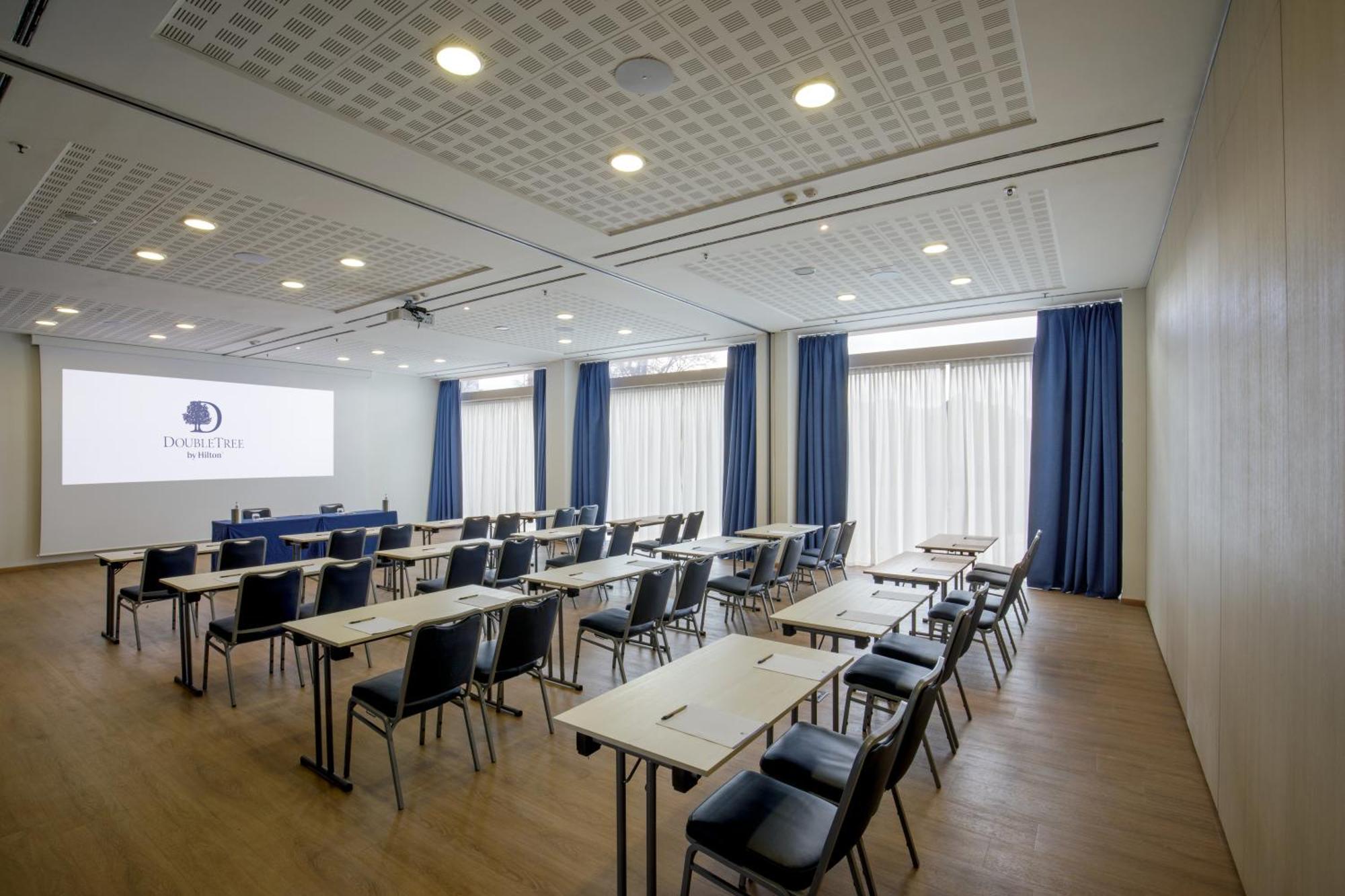 Hotel Doubletree By Hilton Milano Esterno foto