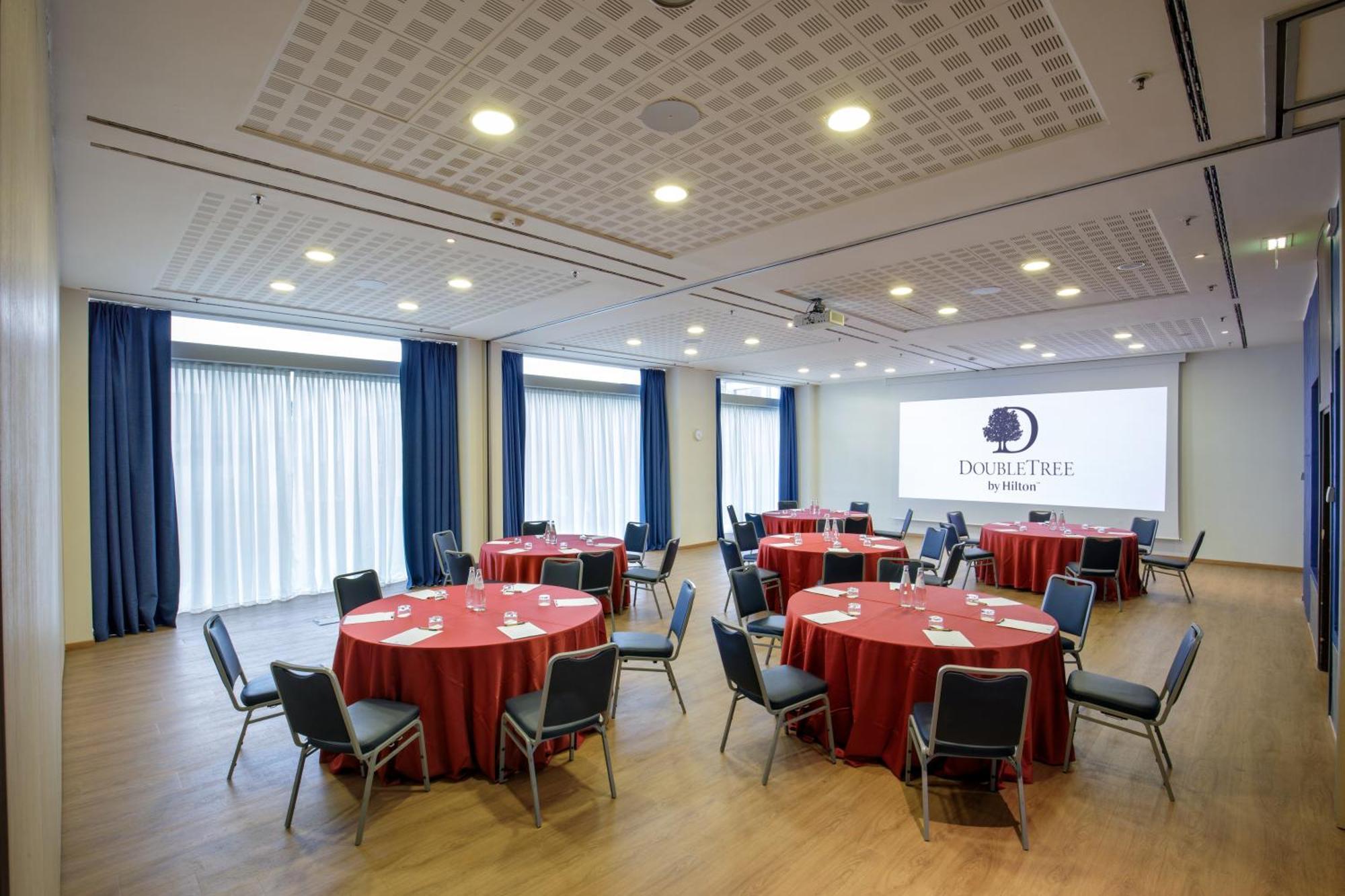 Hotel Doubletree By Hilton Milano Esterno foto