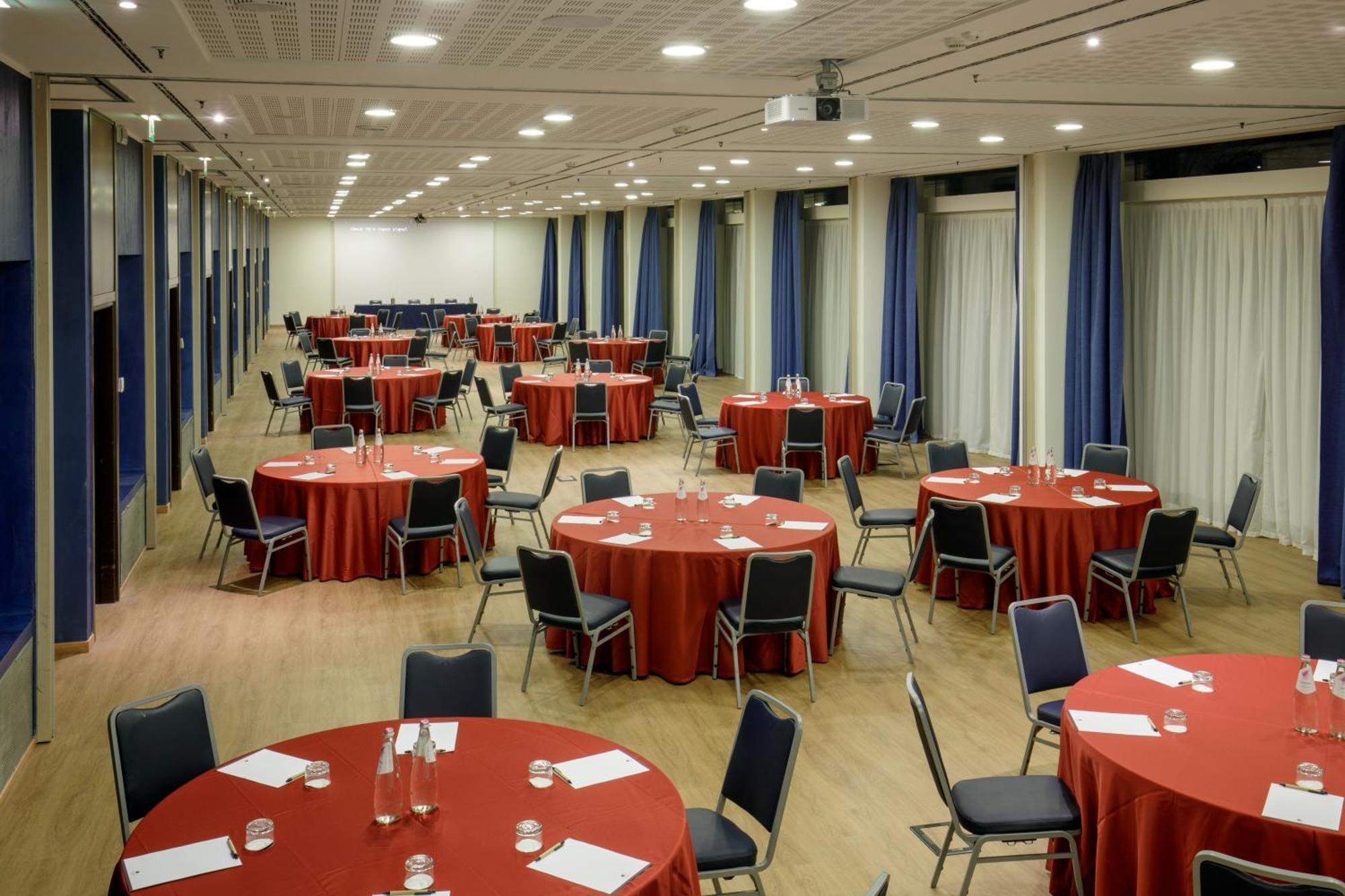 Hotel Doubletree By Hilton Milano Esterno foto