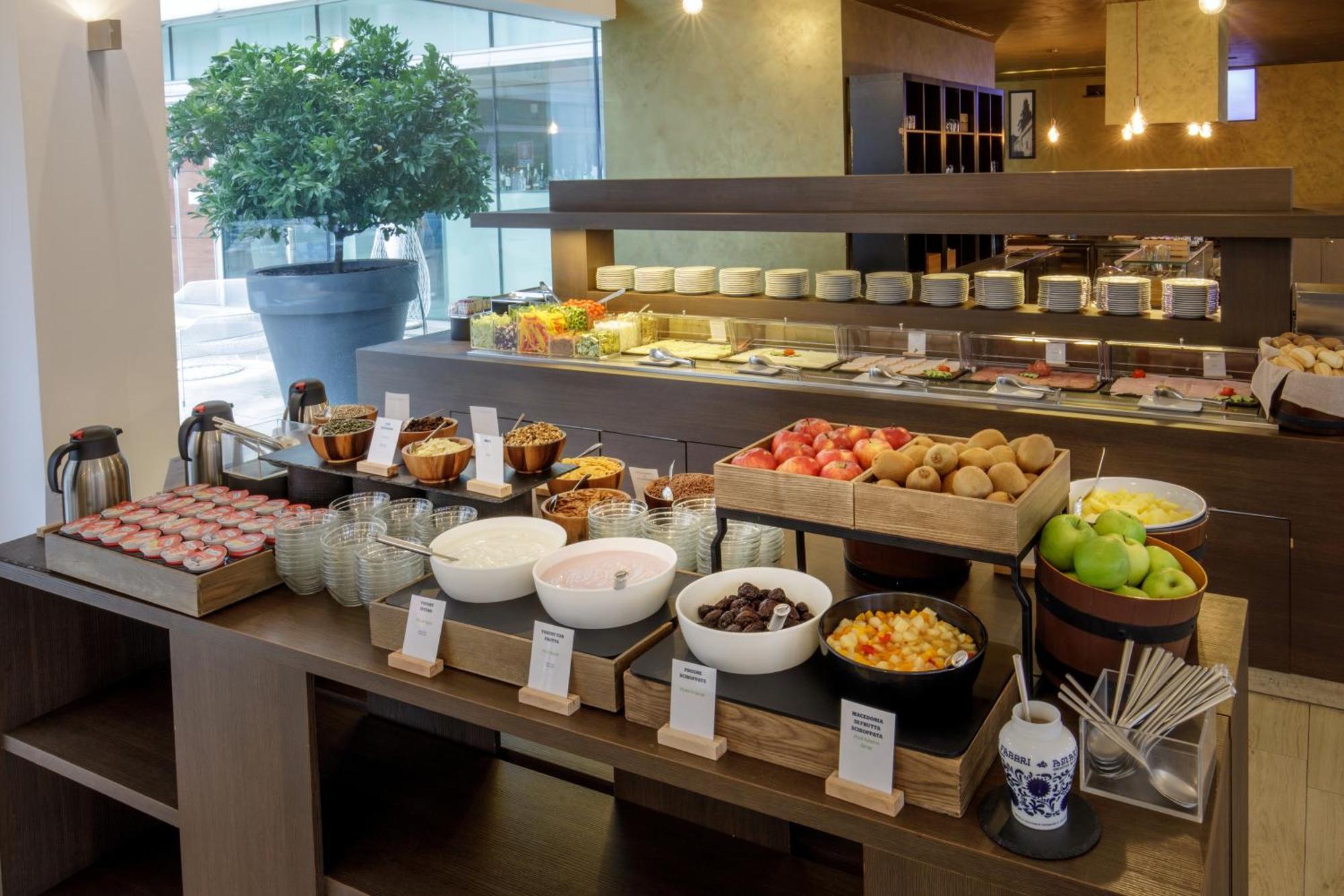 Hotel Doubletree By Hilton Milano Esterno foto