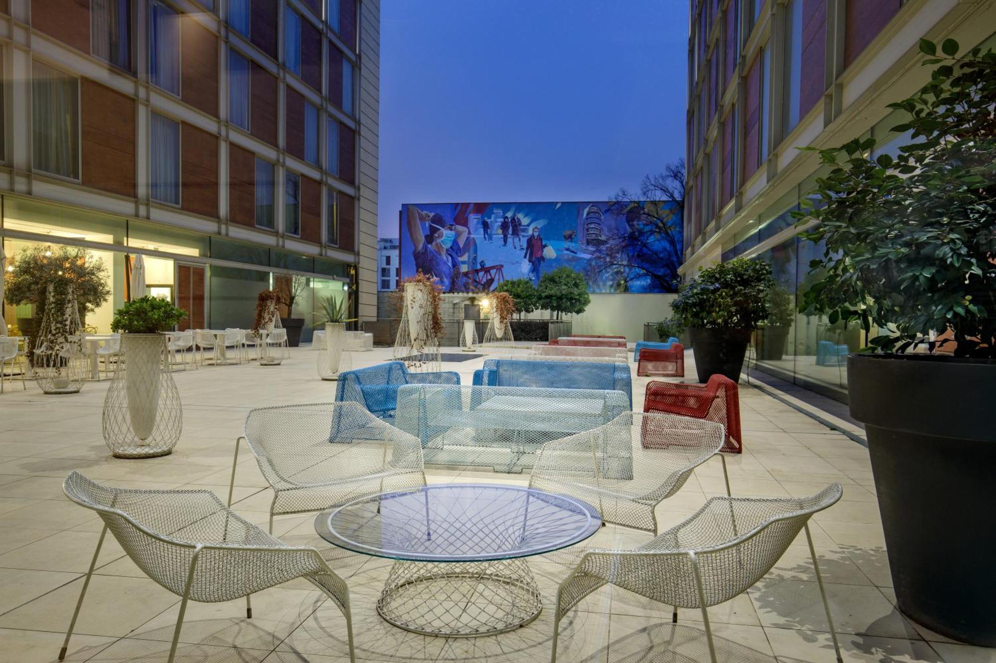Hotel Doubletree By Hilton Milano Esterno foto
