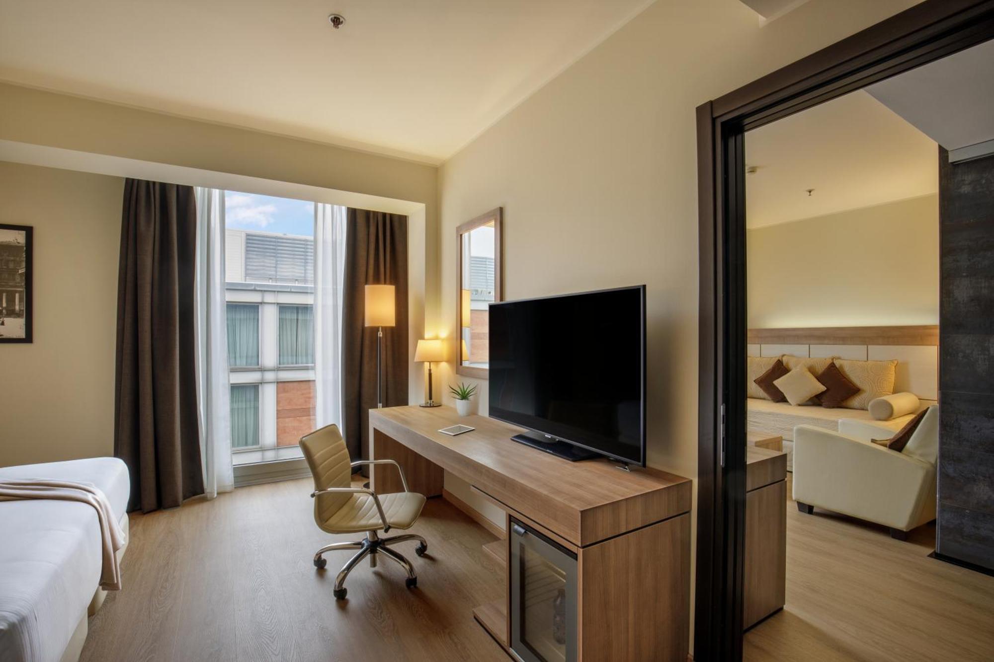 Hotel Doubletree By Hilton Milano Esterno foto
