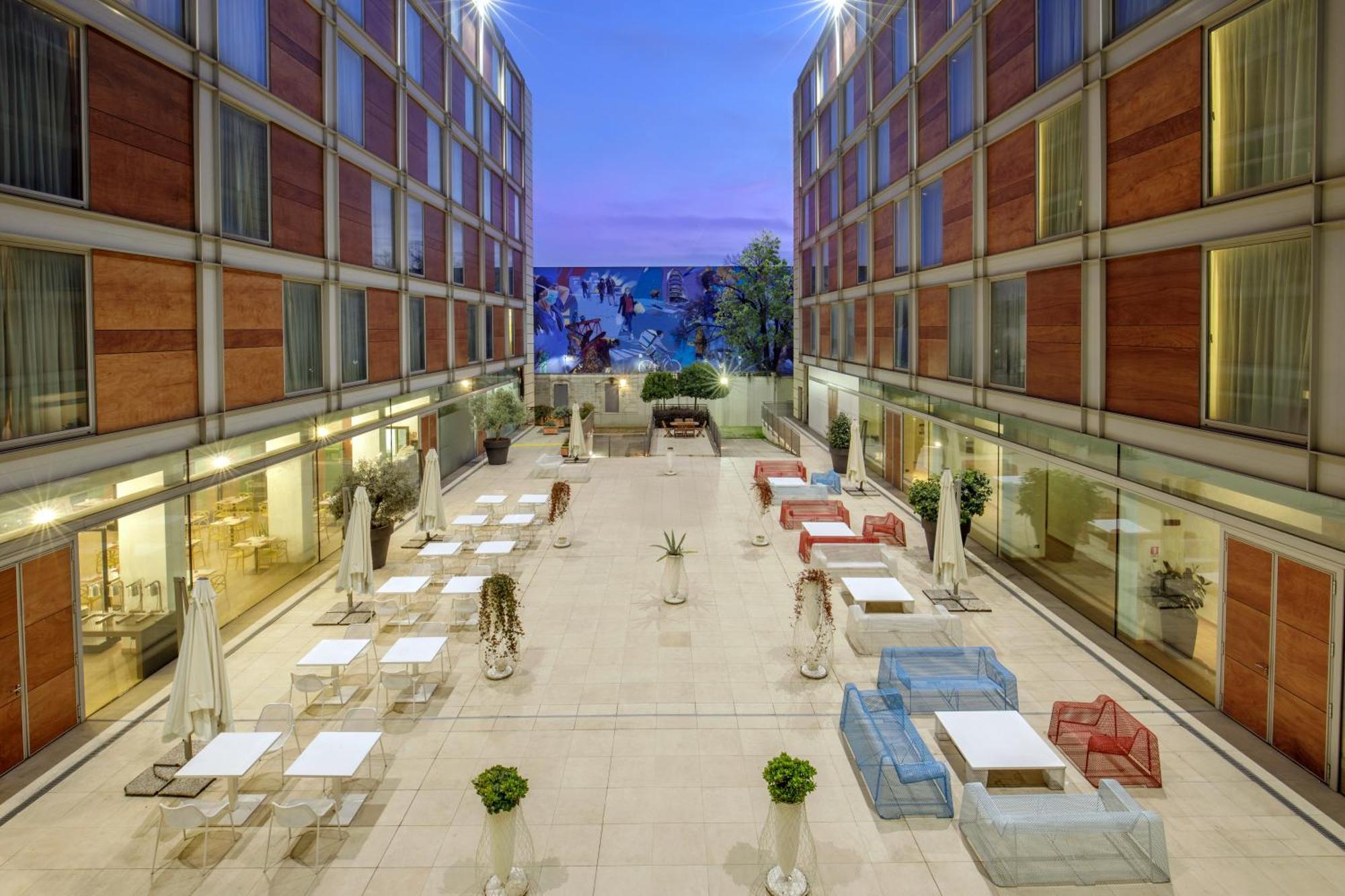 Hotel Doubletree By Hilton Milano Esterno foto