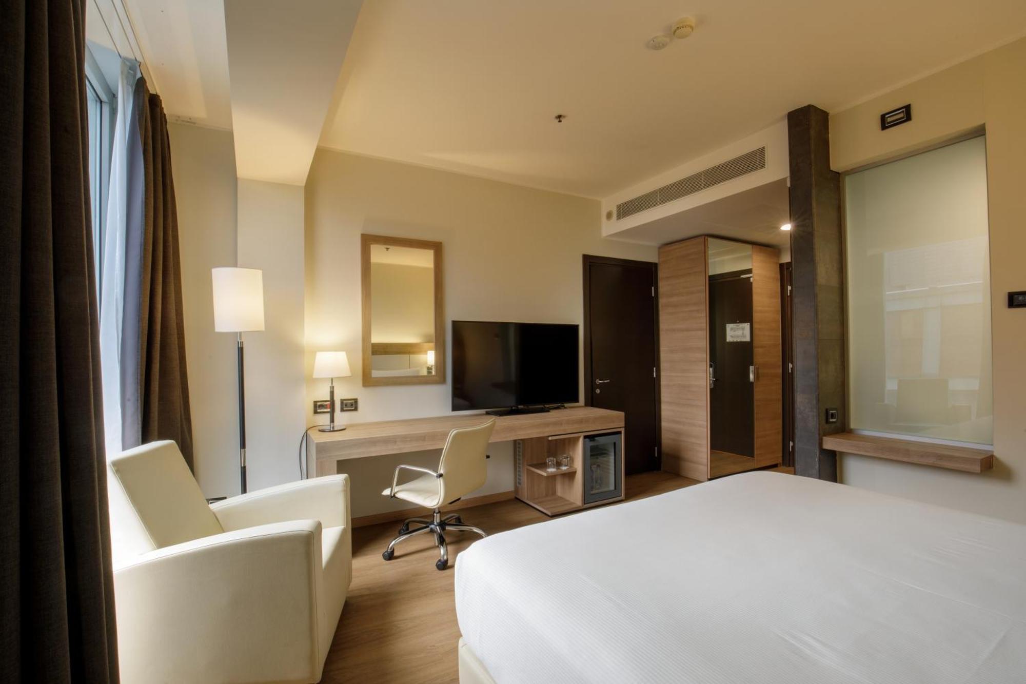 Hotel Doubletree By Hilton Milano Esterno foto