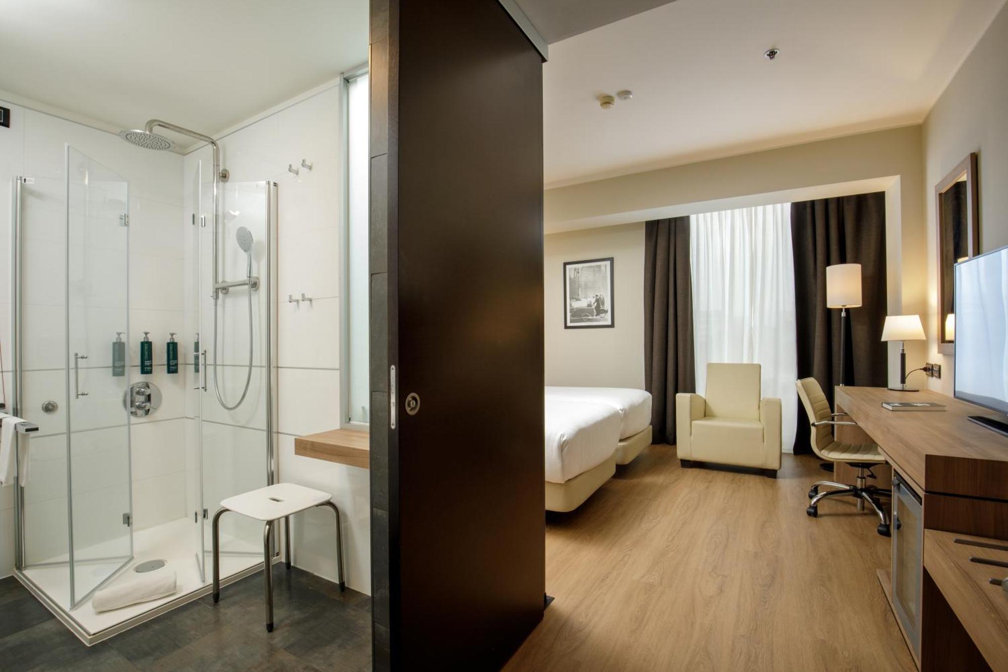 Hotel Doubletree By Hilton Milano Esterno foto