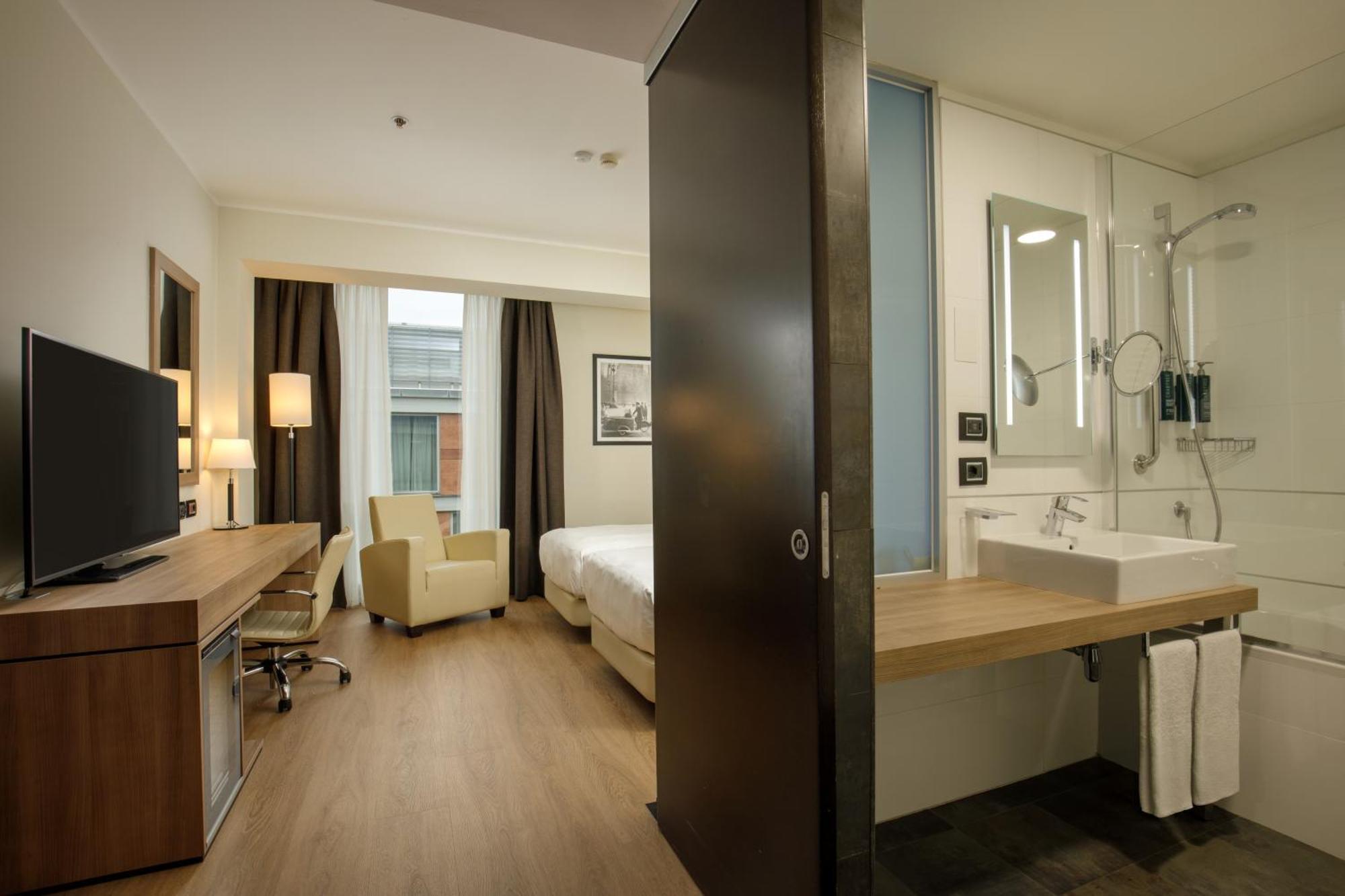 Hotel Doubletree By Hilton Milano Esterno foto